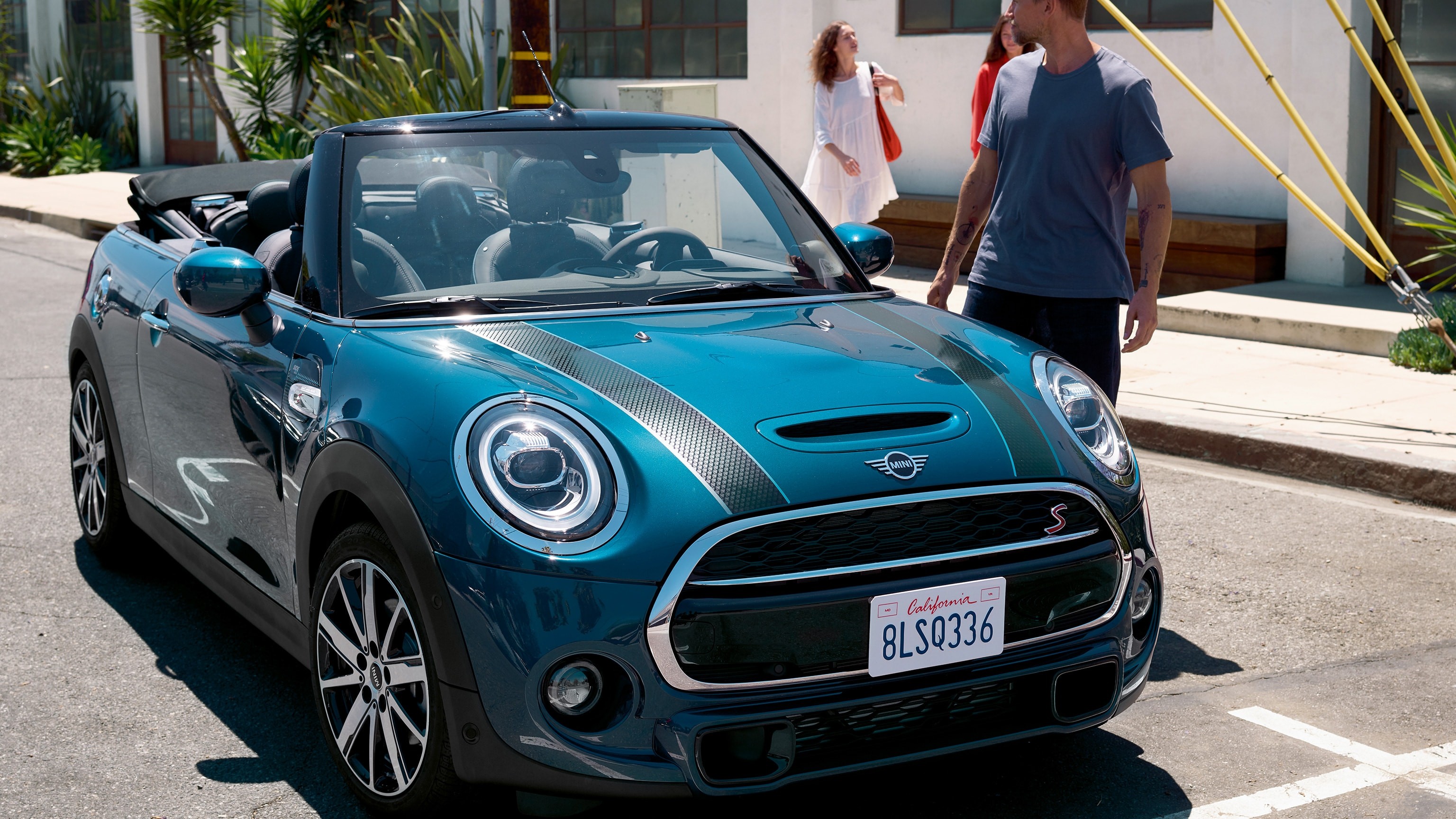MINI Convertible Sidewalk Edition – 블루 & 블랙 – 전방뷰 MINI Convertible Sidewalk Edition – 블루 & 블랙 – 전방뷰